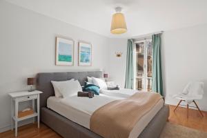Кровать или кровати в номере Central Bright & Cozy Apartments