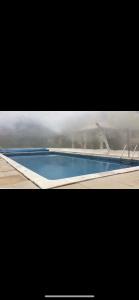 una foto de una piscina en un barco en Ground floor apartment in The Coach House, en Hartford