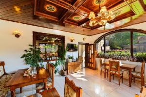 a dining room with a table and chairs at Regina in Predeal