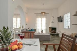 una sala de estar con una mesa con fruta. en Ocean Blue Villa, en Agiassos