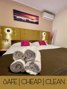 Una habitación de hotel con una cama con toallas. en Penzion Nevada, en Dunajská Streda