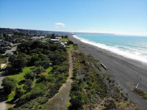 Et luftfoto af Napier Beach Top 10 Holiday Park & Motels