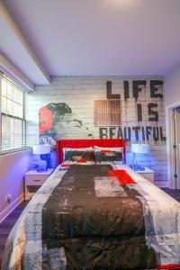 a bedroom with a large bed with a large painting on the wall at Windy Heart Apartment in Chicago