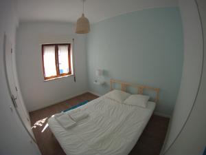 Postel nebo postele na pokoji v ubytování Ahoy Porto Covo Hostel