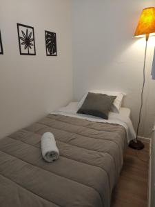 a bed in a room next to a lamp at Social Hostel Café e Bar in Curitiba