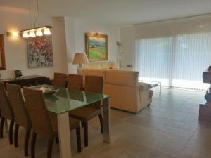 uma sala de estar com uma mesa e cadeiras e um sofá em Apartaments Marítim Torre Valentina em Sant Antoni de Calonge