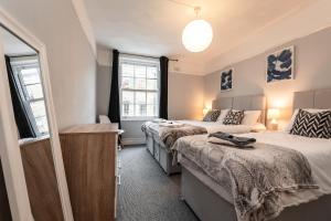 BEST PRICE! Perfect Gunwharf Accommodation - 5 single beds or Kingsize FREE PARKING tesisinde bir odada yatak veya yataklar