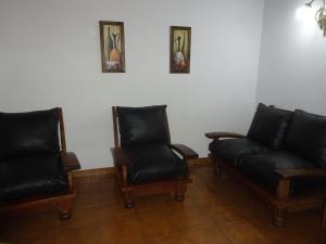 ビージャ・ヘセルにあるVeranogesellの椅子3脚とソファ1台