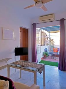 TV a/nebo společenská místnost v ubytování ATICO CON TERRAZA PRIVADA