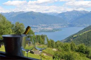 zwei Weingläser auf einem Tisch mit Seeblick in der Unterkunft Albergo Diana in Tronzano Lago Maggiore