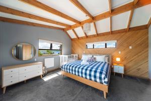 Ein Bett oder Betten in einem Zimmer der Unterkunft Choice Wharewaka - Taupo Holiday Home