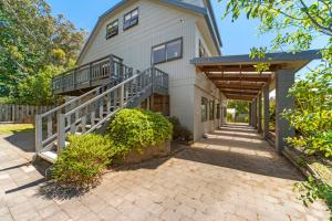 einen Außenblick auf ein Haus mit einer Veranda in der Unterkunft Choice Wharewaka - Taupo Holiday Home in Taupo