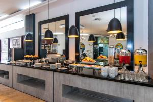 una linea a buffet con cibo e bevande in esposizione di Miraflores Colon Hotel a Lima