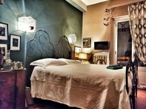 een slaapkamer met een groot bed in een kamer bij RaMaya, casa d'artista in Biella