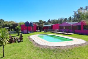 una piccola piscina in mezzo a un cortile di Casa De Campo Lo De Fatsia a Colonia del Sacramento