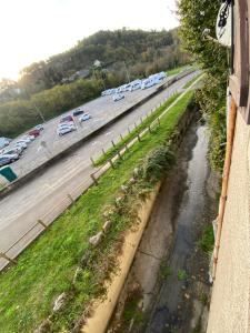 una vista aérea de una autopista con aparcamiento en Cahors 62m2 - T3 neuf 4 étoiles certifié catégorie Prestige - le Bartassec - wifi - parking en Cahors
