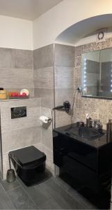 a bathroom with a black sink and a mirror at Appartement F3 hyper centre in Ajaccio