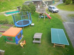 eine Luftansicht auf einen Spielplatz mit einem Tisch und einem Spielset in der Unterkunft Gasthaus Wollmeiner in Schmallenberg