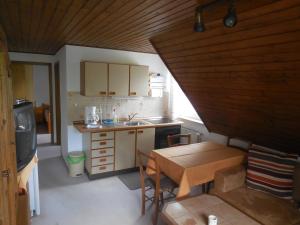eine kleine Küche mit einem Tisch und einem Waschbecken in der Unterkunft Gasthaus Wollmeiner in Schmallenberg