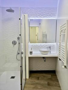 uma casa de banho com um lavatório e um espelho em Casa Rural Albireo rebosante de luz y naturaleza em Sanlúcar de Guadiana