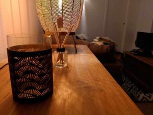 uma mesa de madeira com um vaso em cima em Casa Rural Albireo rebosante de luz y naturaleza em Sanlúcar de Guadiana