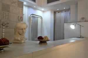 ein Badezimmer mit einer Statue eines Kopfes auf einer Theke in der Unterkunft City of Art Venice LLoyd in Marghera