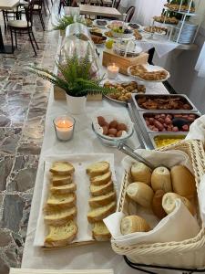 een buffet met een lange tafel gevuld met eten bij Hotel Venere in Rimini