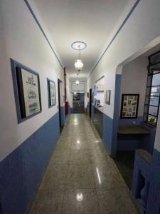 een hal met blauwe en witte muren en een plafond bij Hotel Itapetininga in Itapetininga