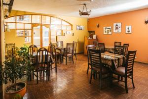 - un restaurant avec des tables et des chaises dans une salle dans l'établissement Ayenda Posada San Juan, à Arequipa