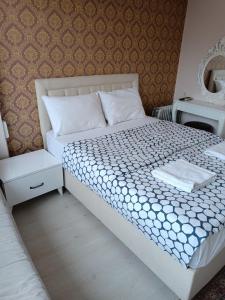 una camera con letto bianco e specchio di Istanbul Hotel&Guesthouse a Istanbul