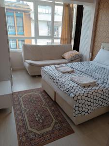 イスタンブールにあるIstanbul Hotel&Guesthouseのリビングルーム(ベッド1台、ソファ付)