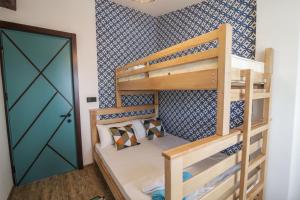 A lovely 2-bedroom apartment in central Tbilisi 객실 이층 침대