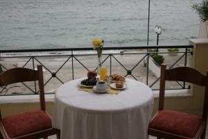 Ein Tisch mit einem Teller Essen auf einem Balkon in der Unterkunft Balaska House in Region Ilia