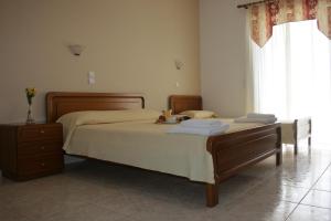 ein Schlafzimmer mit zwei Betten, einer Kommode und einem Fenster in der Unterkunft Balaska House in Region Ilia