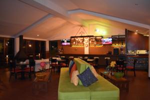 sala de estar con sofá, mesas y bar en Hotel Bambu Inn, en Salento