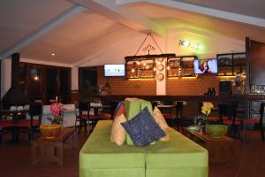 - un salon avec un canapé et un bar dans l'établissement Hotel Bambu Inn, à Salento