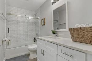 Gallery image of Fully Furnished 2BR 2BA Apt with In-unit Laundry - Warren rep in Chicago