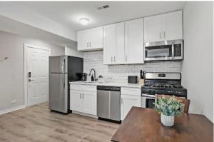 Gallery image of 2BR 2BA Furnished Apt in Chicago - Warren rep in Chicago