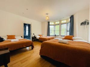 Zimmer mit 2 Betten in einem Zimmer in der Unterkunft Fishponds Lodge in Bristol