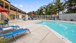 a swimming pool at a hotel with chairs and a table at Best Western Annapolis in Annapolis