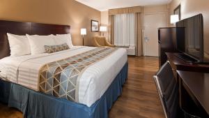 Habitación de hotel con cama y TV de pantalla plana. en Best Western Annapolis, en Annapolis