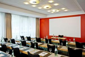 Zona de afaceri și/sau sala de conferințe de la NH Berlin City Ost