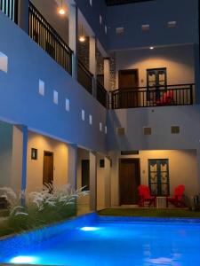 una casa con piscina por la noche en Hotel Casa Nodin en Cuatrociénegas de Carranza