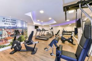 Das Fitnesscenter und/oder die Fitnesseinrichtungen in der Unterkunft NH München Messe