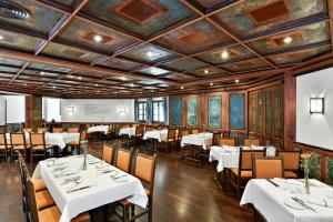 - une salle à manger avec des tables et des chaises blanches dans l'établissement Hotel Klösterle Nördlingen, à Nördlingen