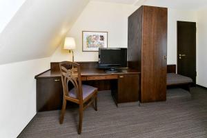 TV a/nebo společenská místnost v ubytování Hotel Klösterle Nördlingen - in Kürze elaya hotel kloesterle noerdlingen
