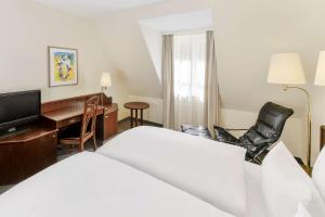Postel nebo postele na pokoji v ubytování Hotel Klösterle Nördlingen - in Kürze elaya hotel kloesterle noerdlingen