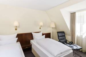 Postel nebo postele na pokoji v ubytování Hotel Klösterle Nördlingen - in Kürze elaya hotel kloesterle noerdlingen