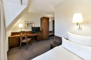 Postel nebo postele na pokoji v ubytování Hotel Klösterle Nördlingen - in Kürze elaya hotel kloesterle noerdlingen + 30 fotografií