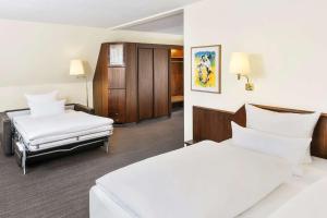 Postel nebo postele na pokoji v ubytování Hotel Klösterle Nördlingen - in Kürze elaya hotel kloesterle noerdlingen